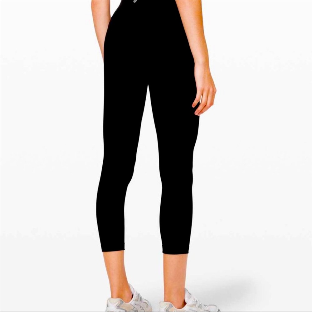 COPY - Lululemon High Rise Wunder Under Crop Legging . Black . Size 4 . Preowne…